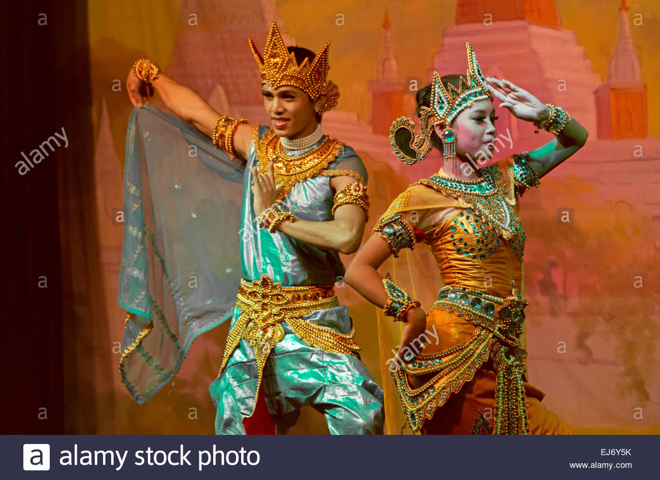 traditional-dance-performance-yangon-myanmar-EJ6Y5K.jpg